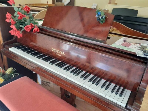 Piano 1/4 de queue PLEYEL modèle Elysée acajou verni
