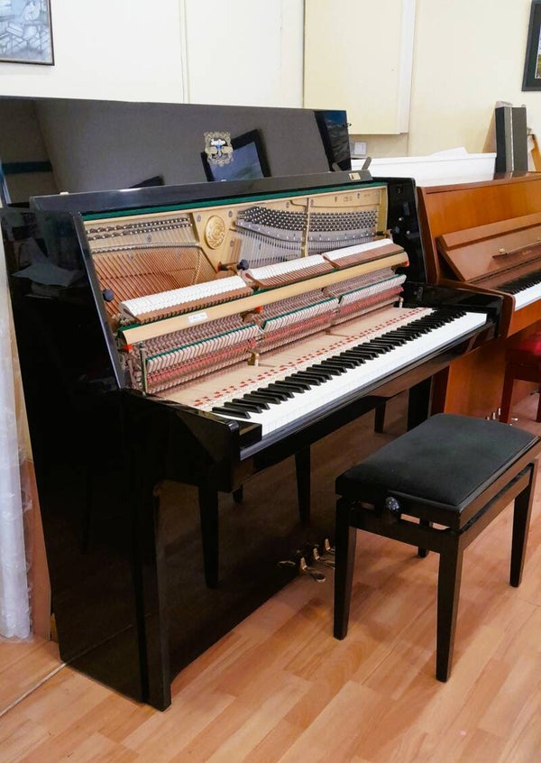 Piano droit Kawaï modèle CE11 noir brillant d'occasion