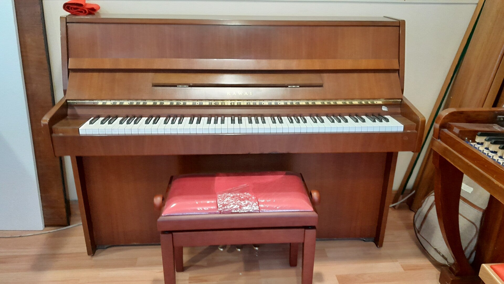 Piano droit Kawaï modèle CE8 noyer satiné d'occasion