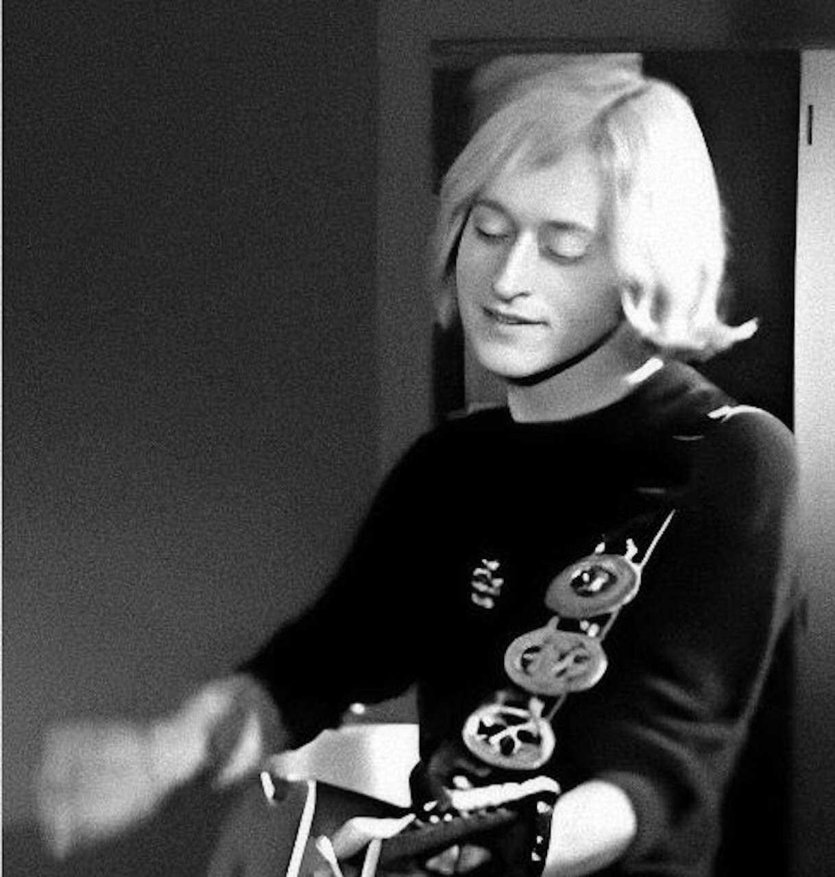 Michel Polnareff en concert le 26 novembre 1966 à la salle des fêtes du Coteau, proposa une huitaine de titres dont La Poupée qui fait non. Photo d’archives du Club des Années 60