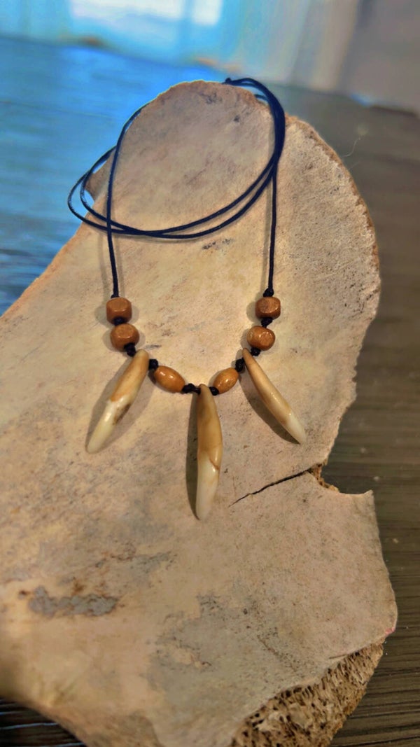 wolf teeth necklace (small)