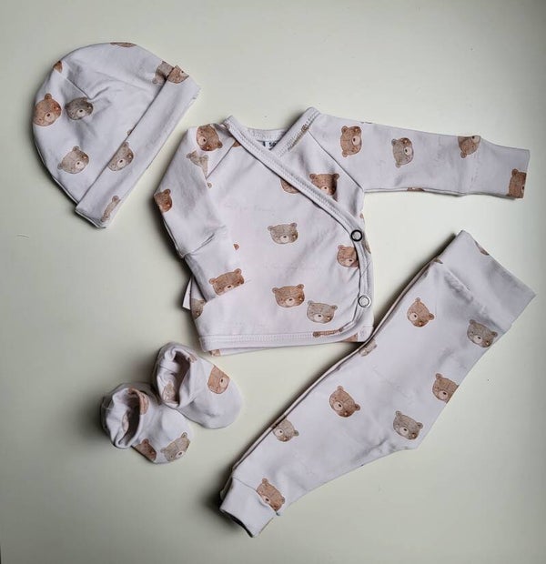 Deel 2. Mutsjes, broekje, wikkelshirtje, slofjes