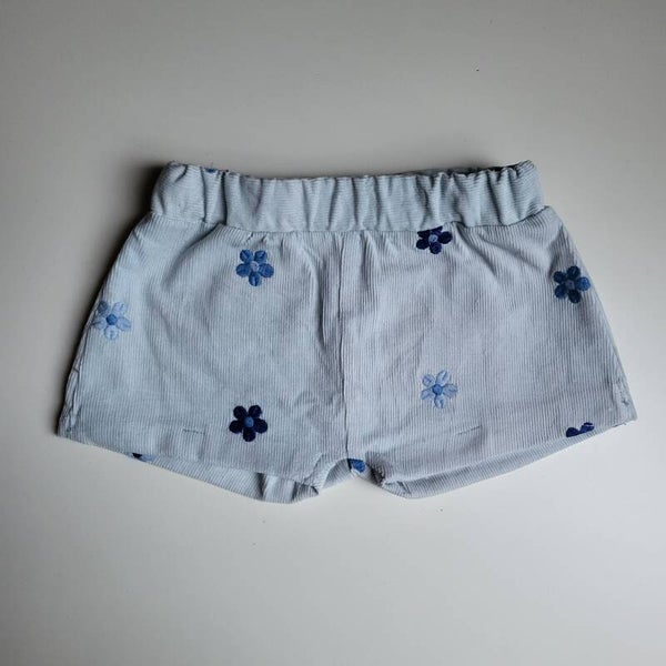 Korte broek met geborduurde bloemetjes