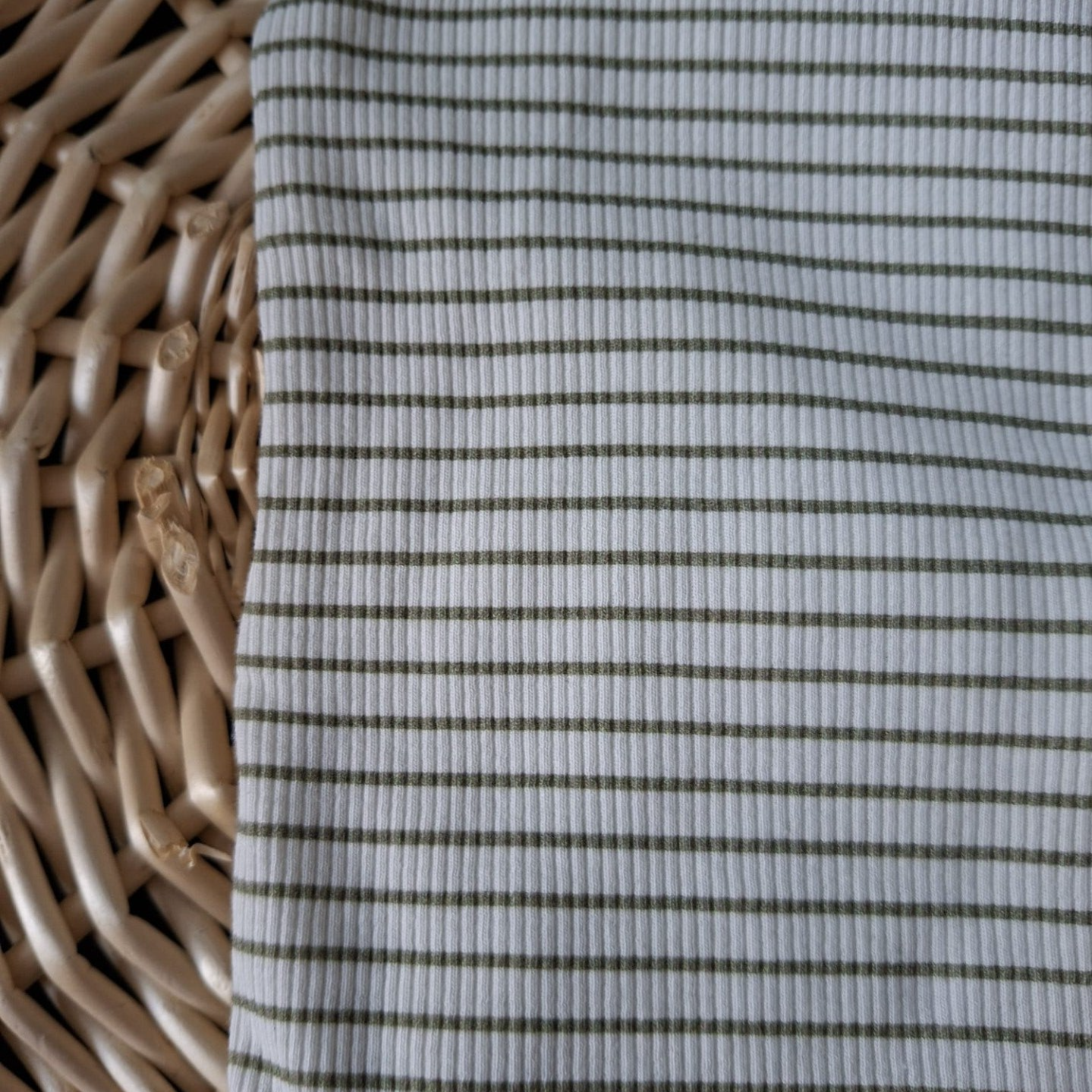 Ribstof gestreept olijfgroen