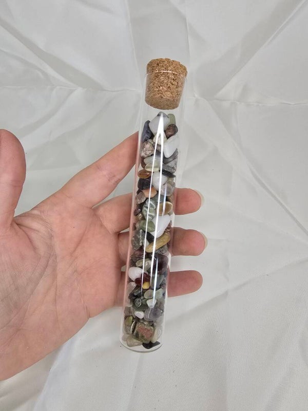 Koker met trommelstenen