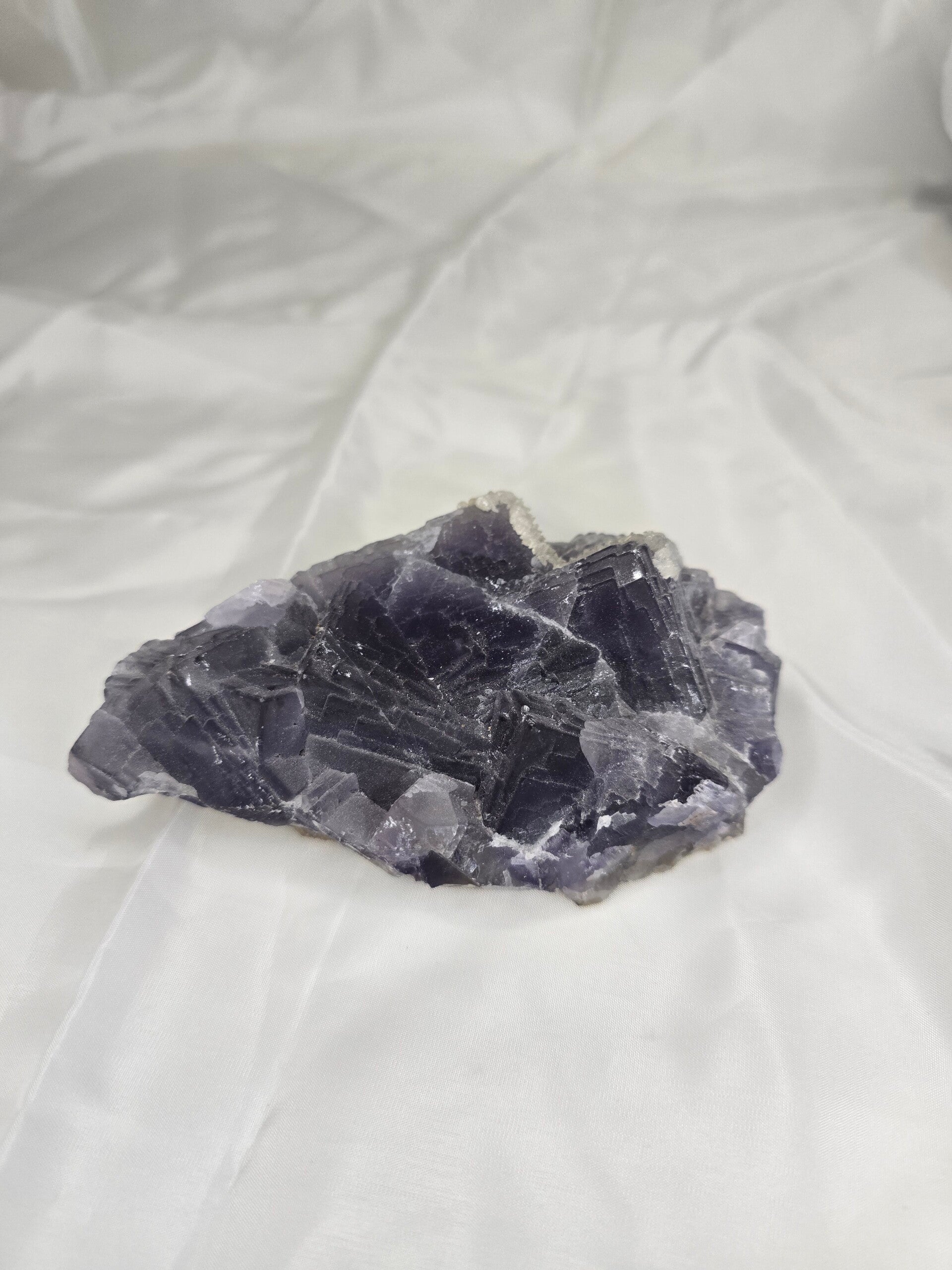 Paarse fluoriet met calciet