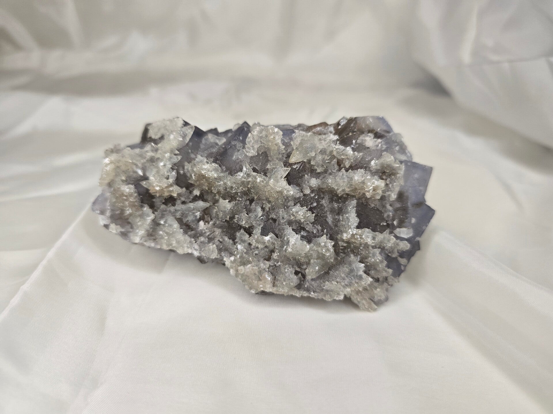 Fluoriet met calciet kristallen