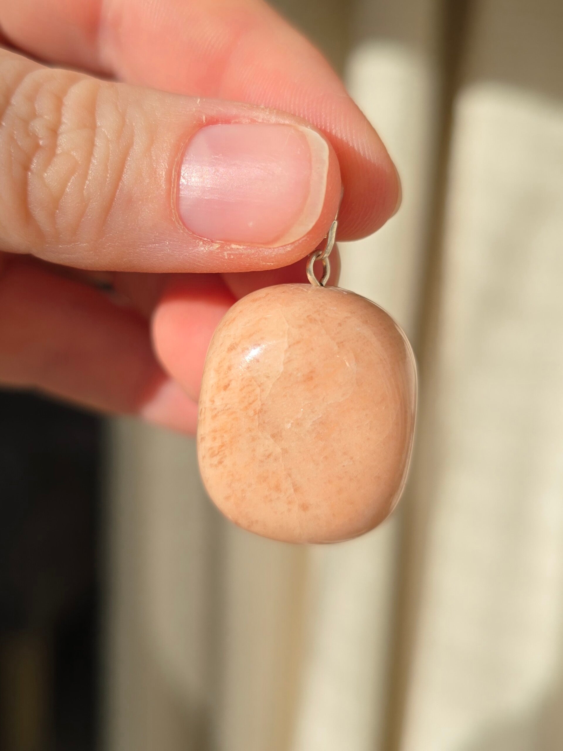 Perzik maansteen ketting bedel