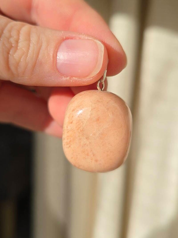 Perzik maansteen ketting bedel