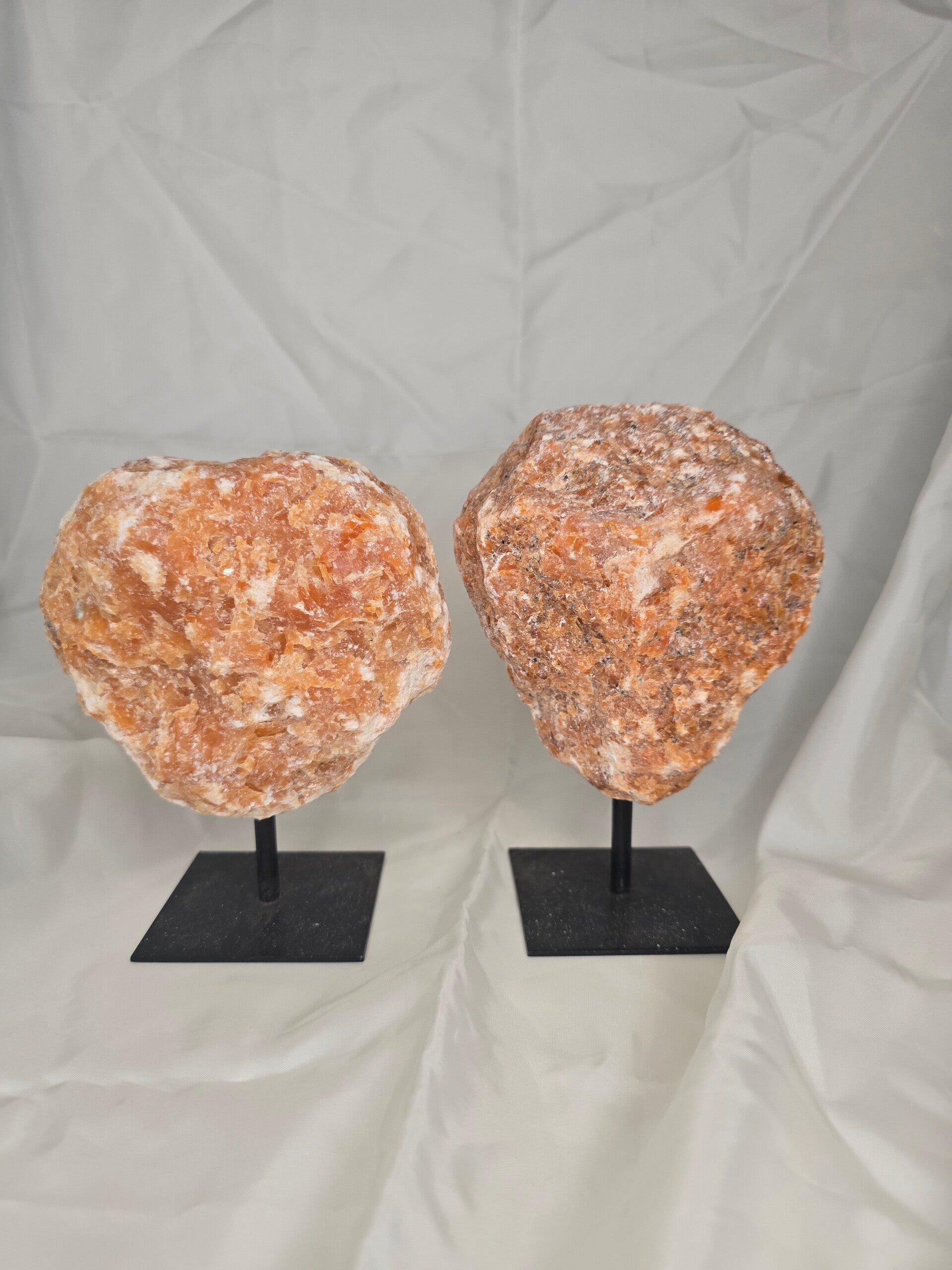 Oranje calciet op standaard