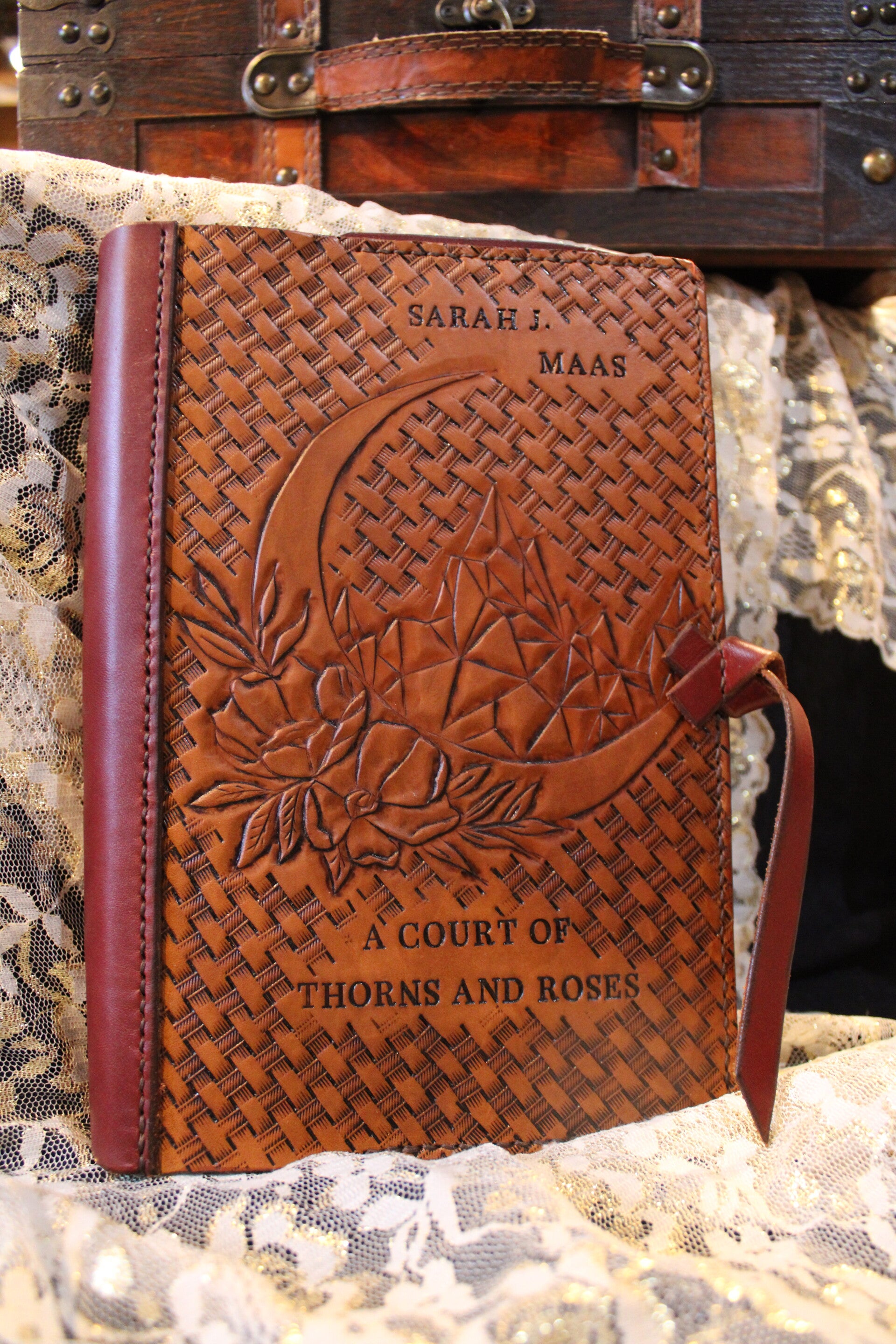 A Court of Thorns and Roses Cover & Book