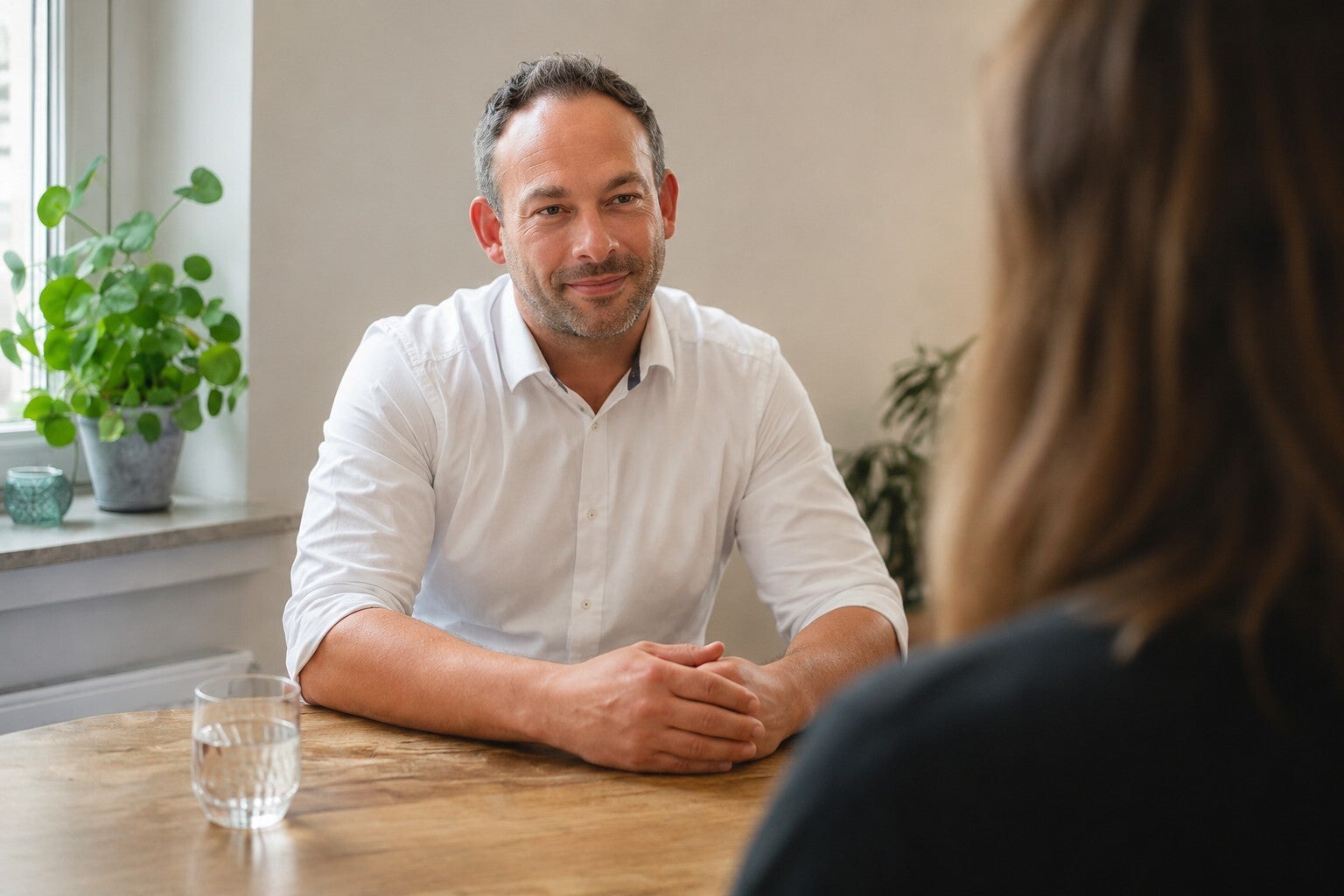 Niels Kirstein im systemischen Beratungsgespräch mit einer Klientin in Hannover