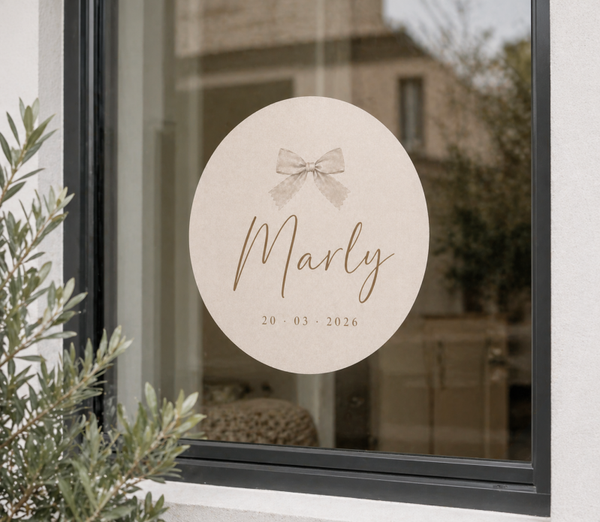 Ronde raamsticker met linnen strikje | zacht en tijdloos