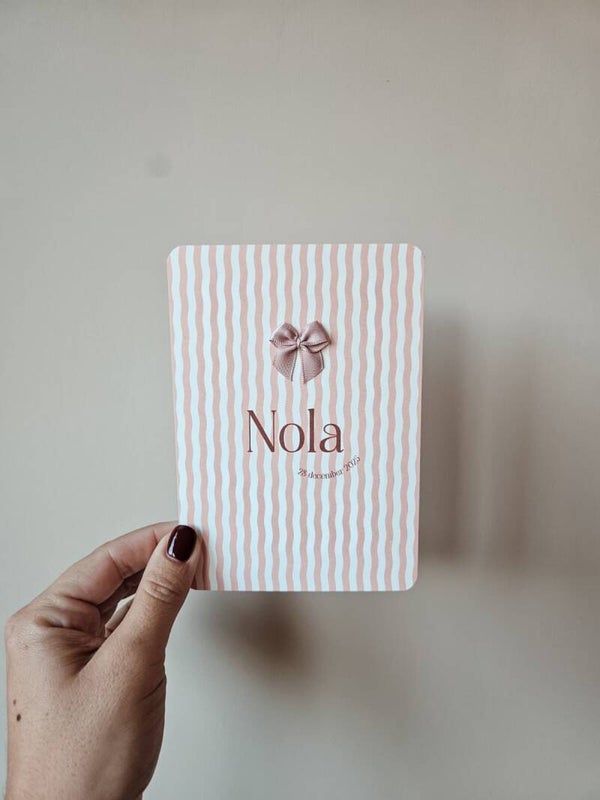 Geboortekaartje Nola – roze wave-streepjes met strikje (Biotop 300 g)