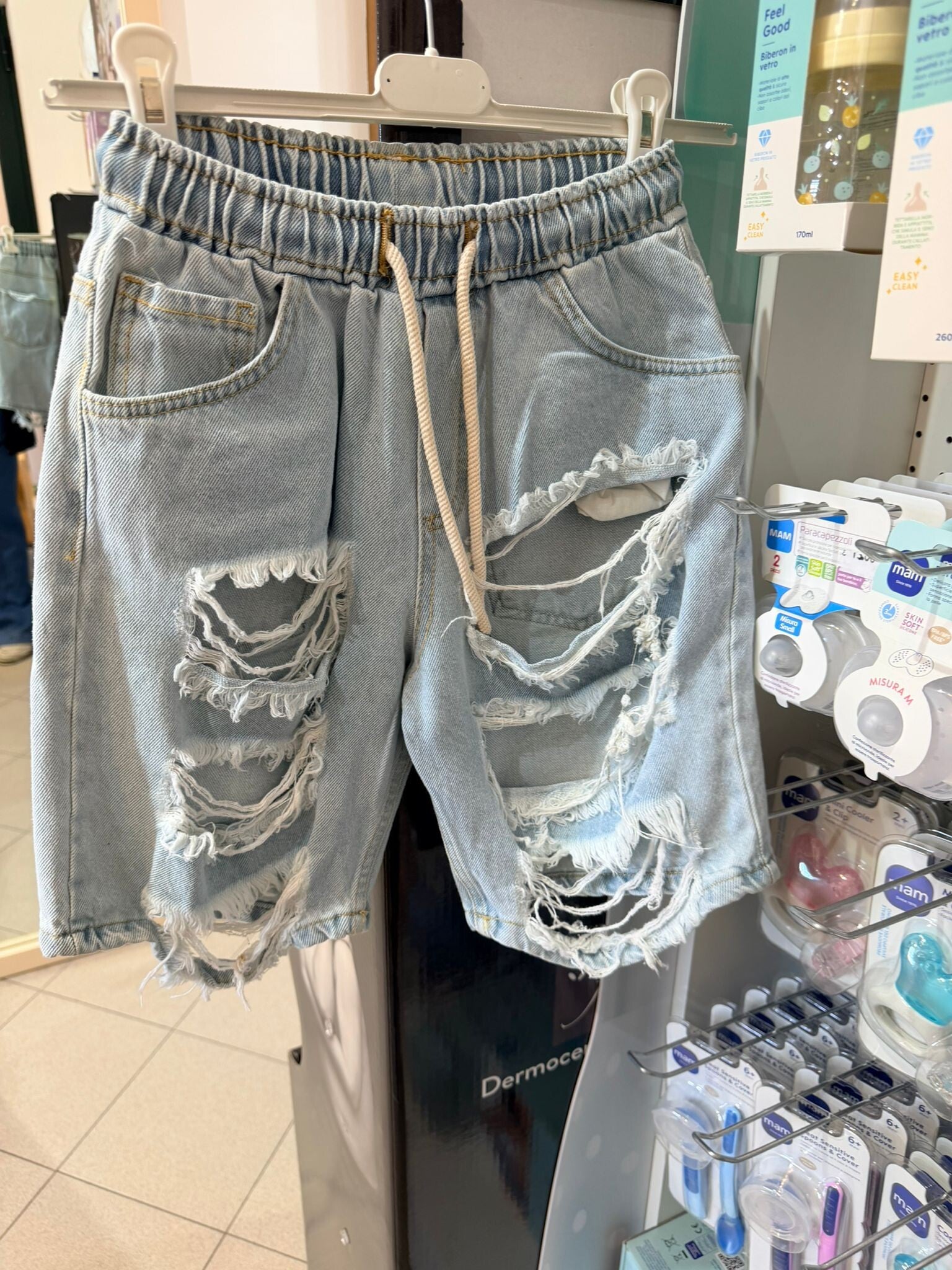 Jeans corto strappato