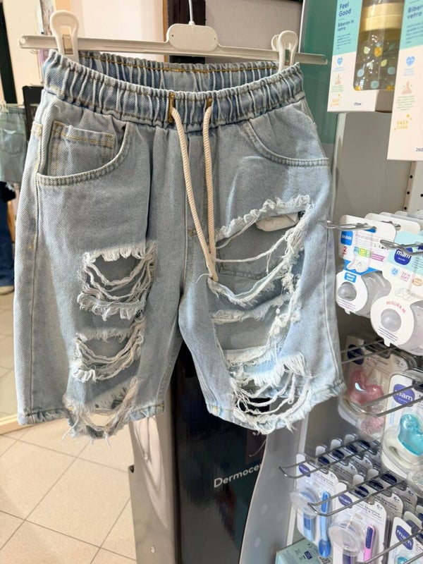 Jeans corto strappato