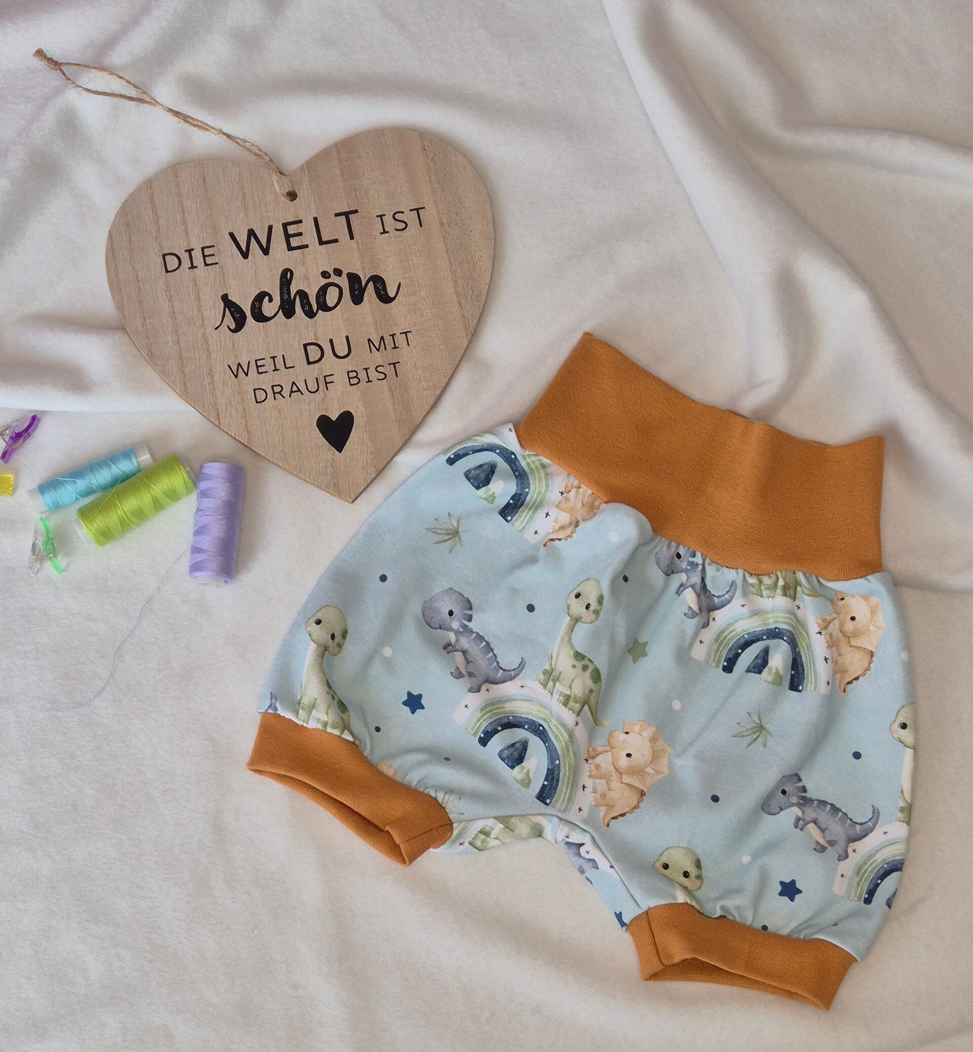 Gr. 68/74 - Dinos Rainbow - kurze Pumphose