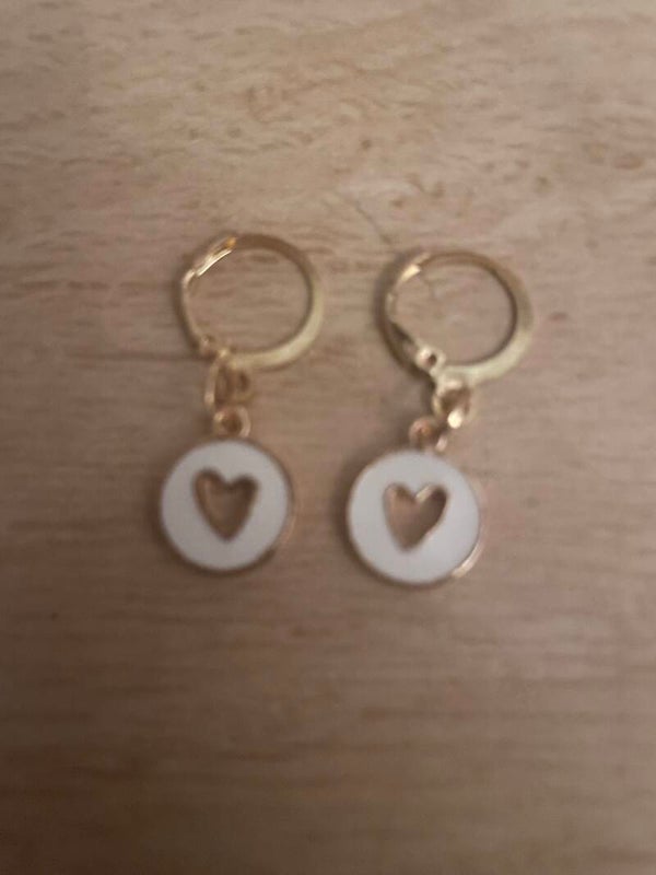 Oorbellen met wit hartje