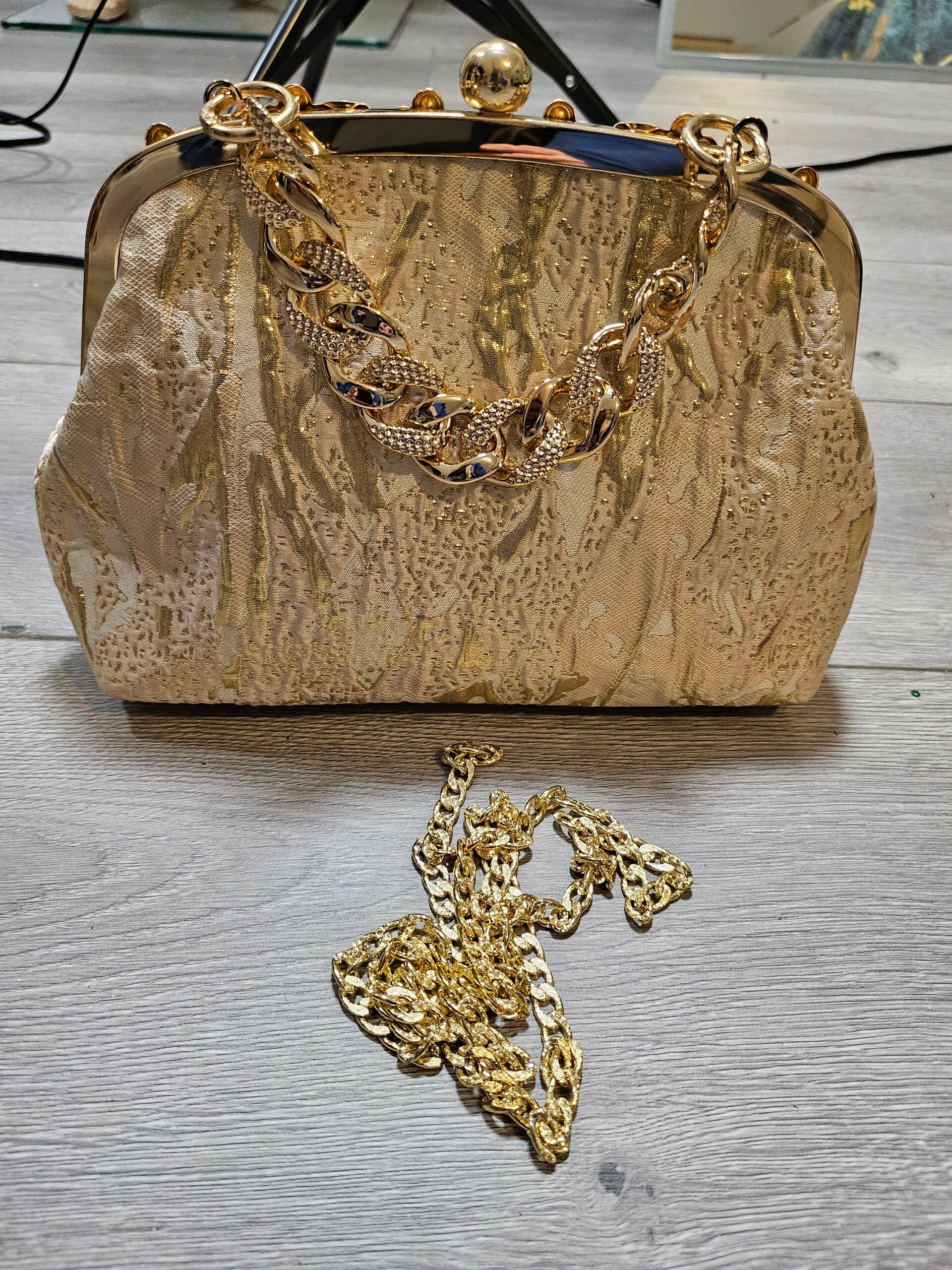 Kaki met gouden gestreepte paillettenontwerp clutch