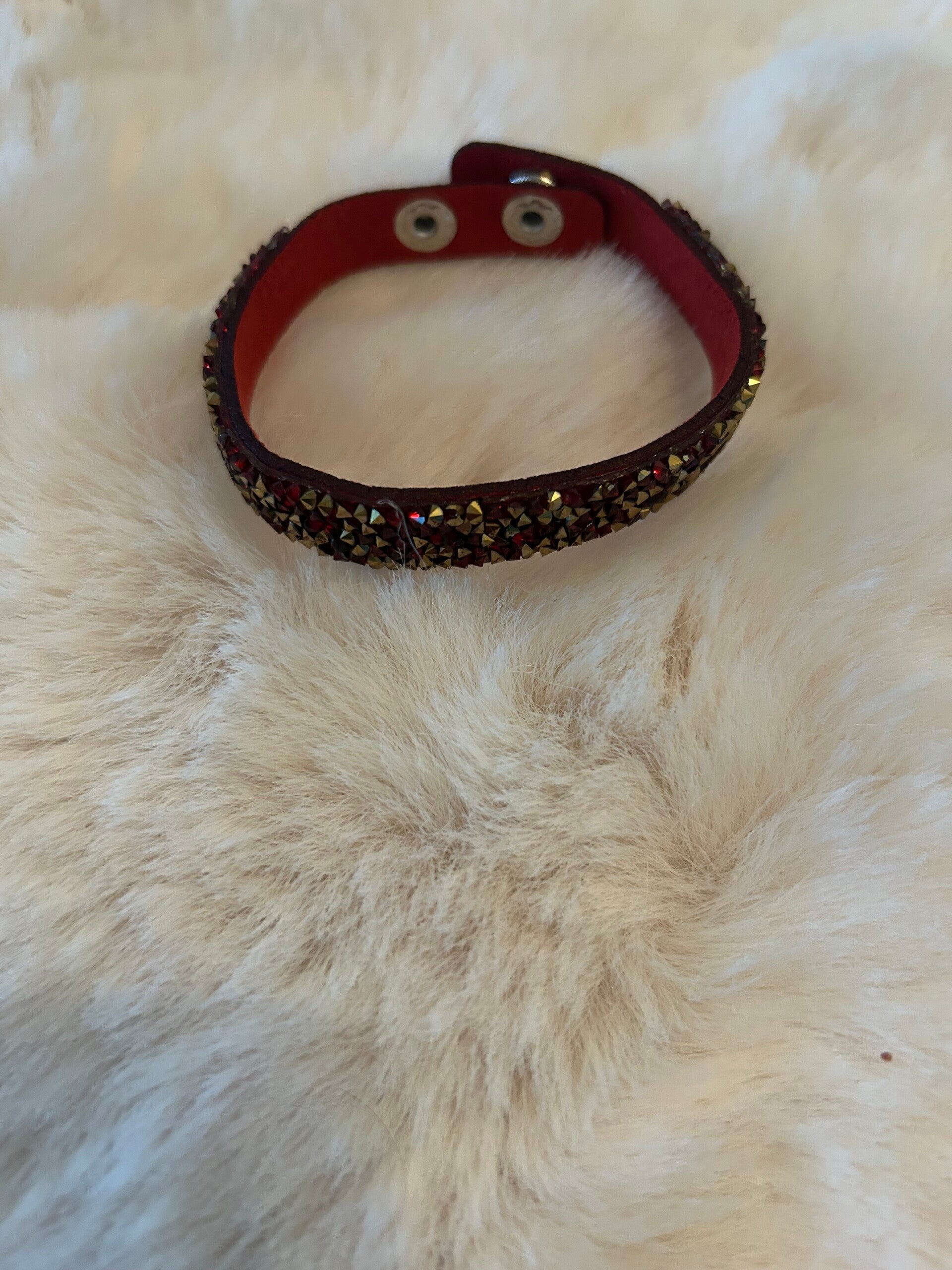 Rode lederen armband met steentjes