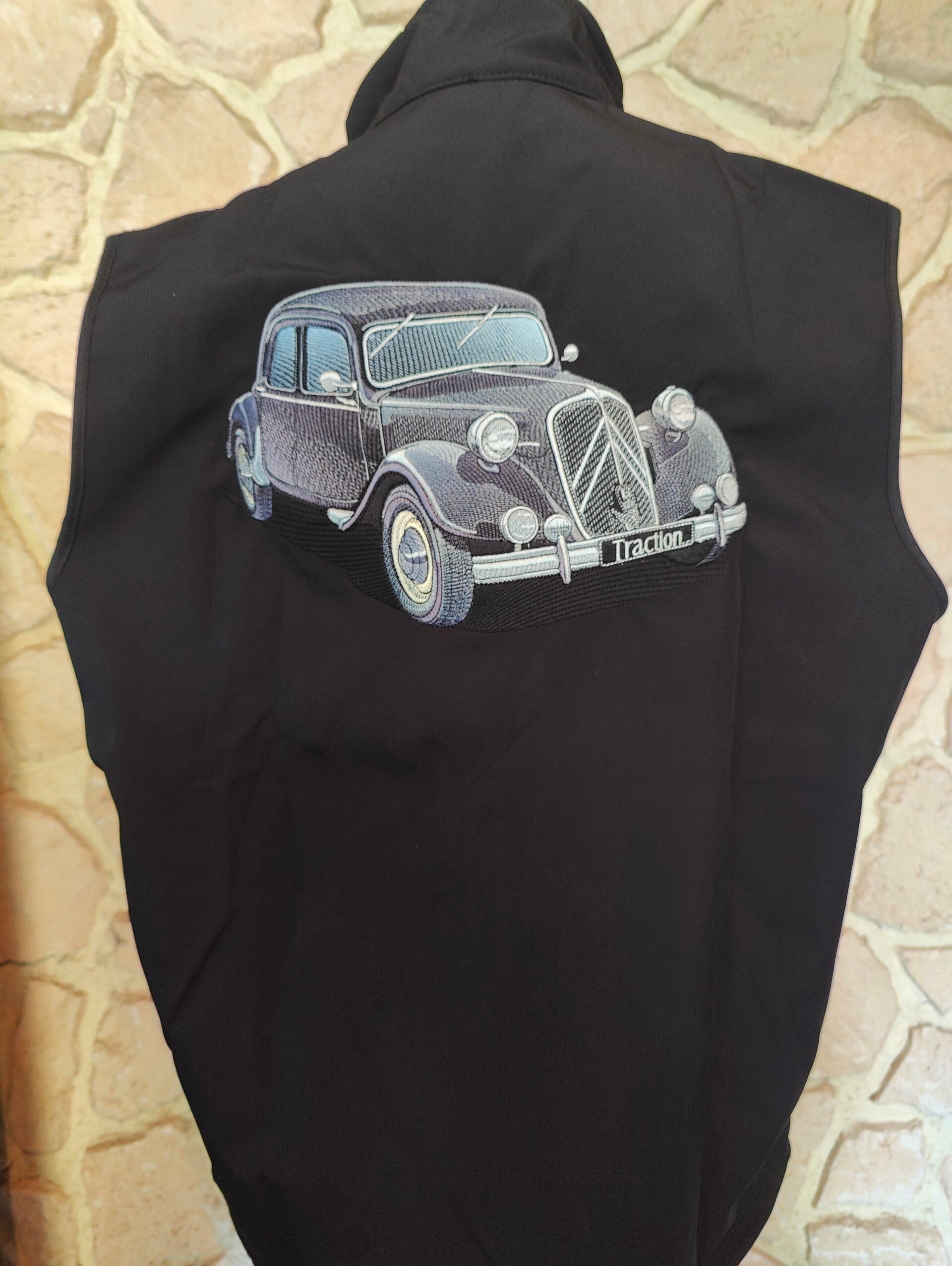 Vêtement brodé avec traction citroën dans le dos