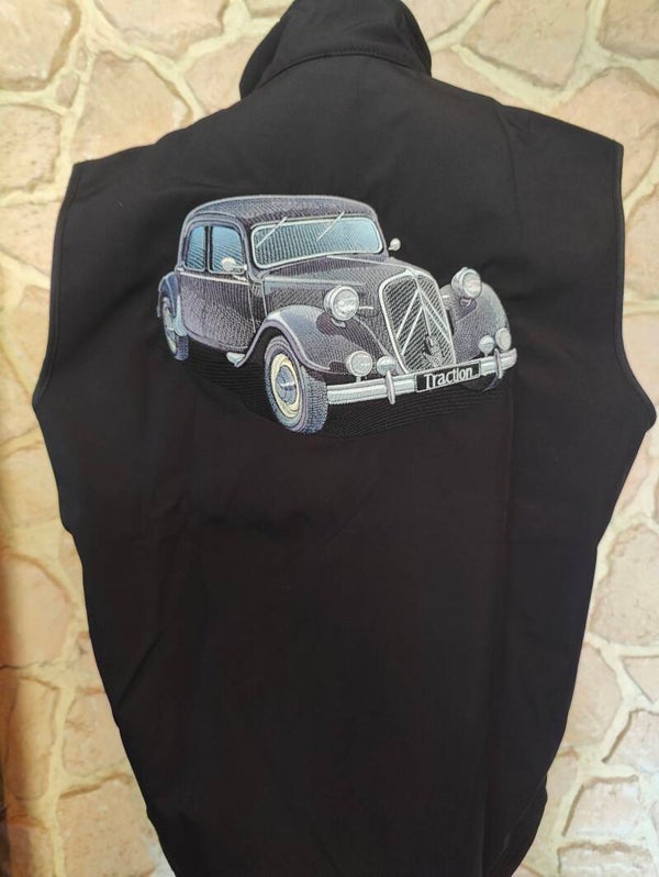Vêtement brodé avec traction citroën dans le dos