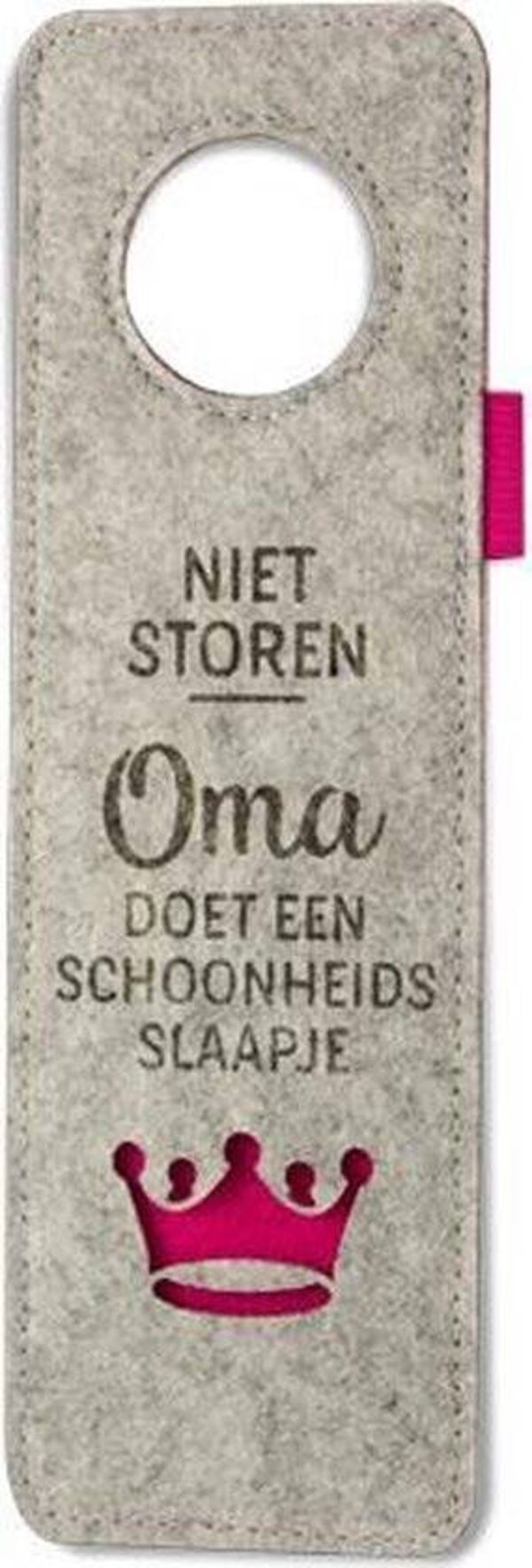 Deurhanger oma doet schoonheidsslaapje