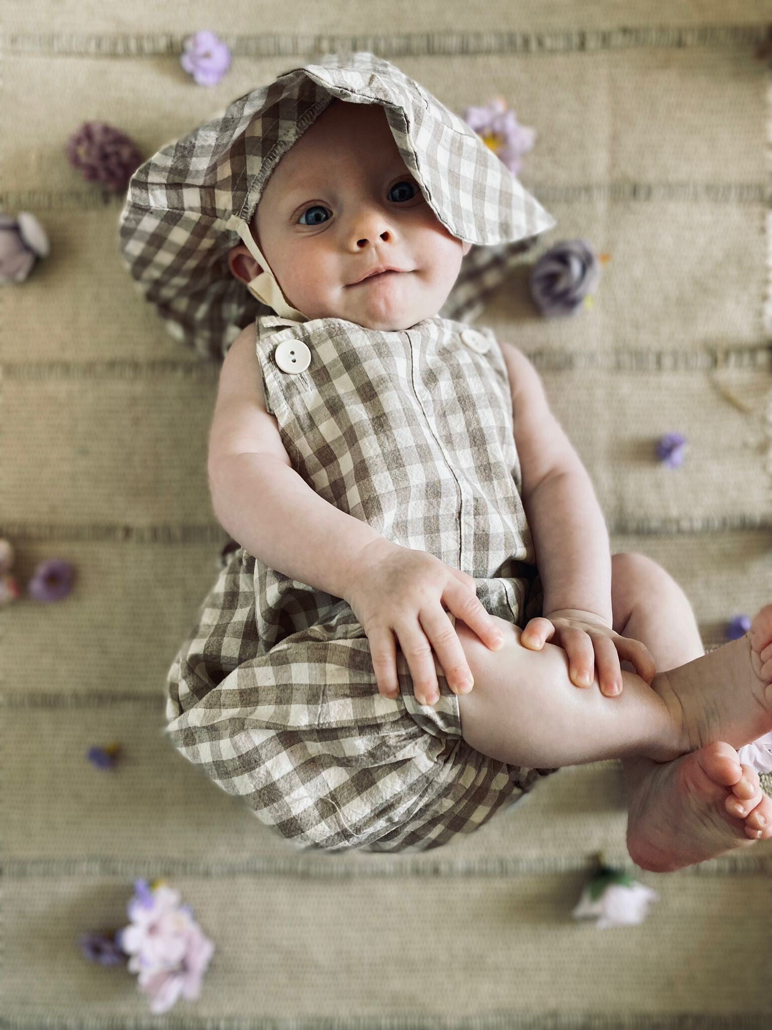 Square beige romper + hat