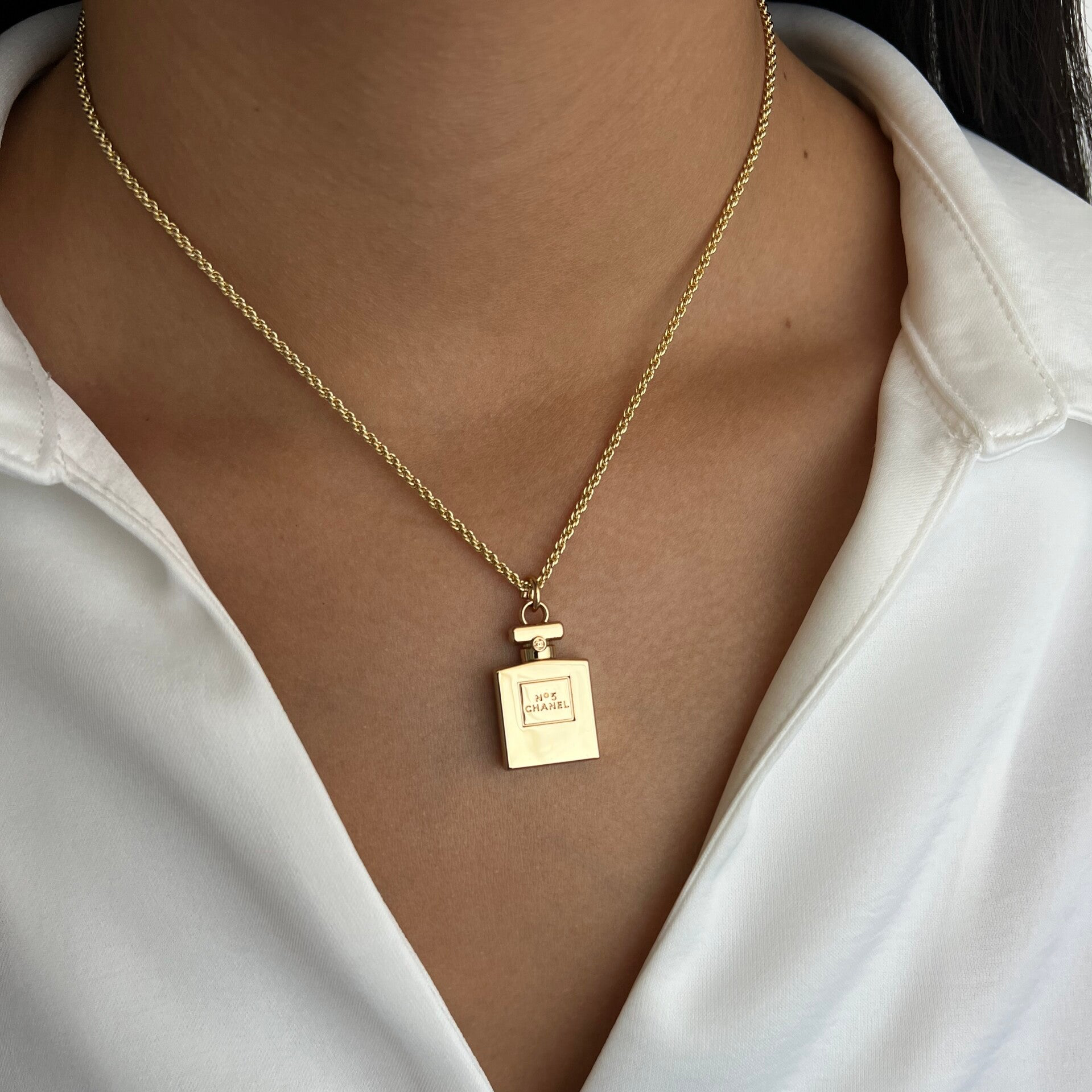 Chanel nr. 5 bottle beauté keychain charm | Necklace