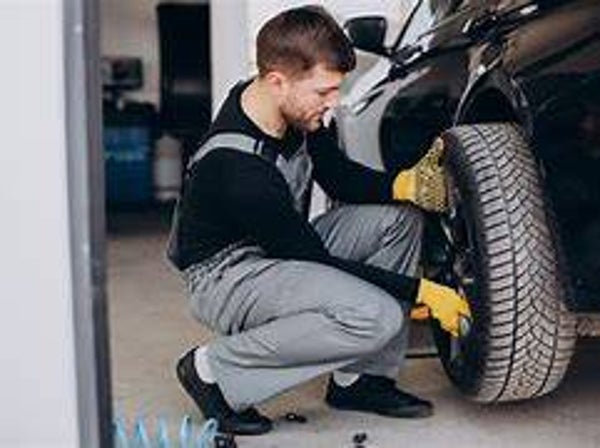 Tecnico gommista delle autoriparazioni