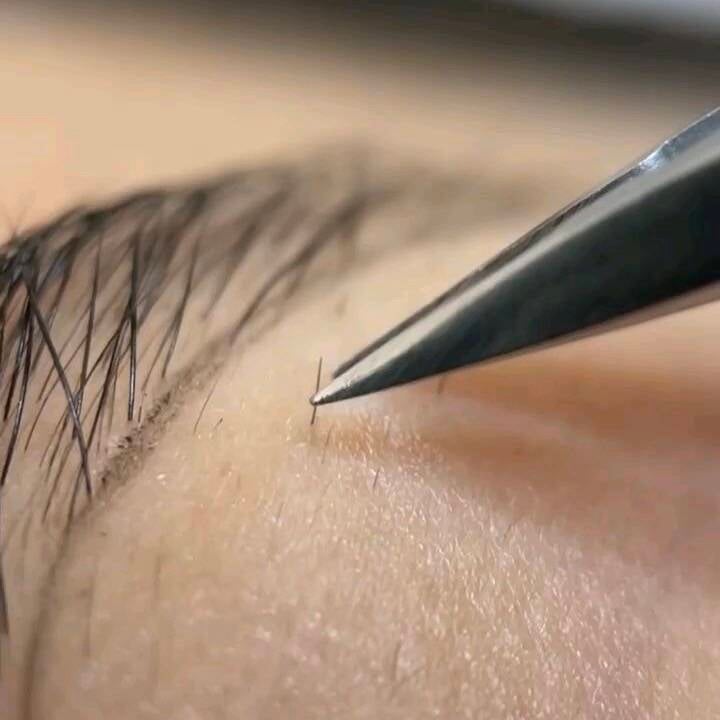 Natuurlijke wenkbrauwstyling bij The Brow Bar met zachte, verfijnde afwerking