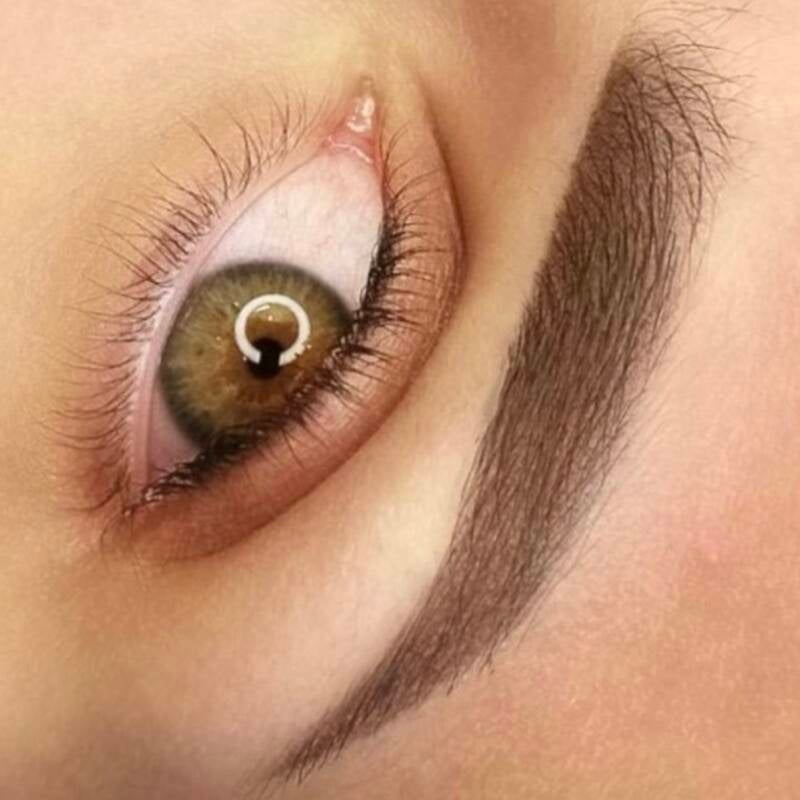 Natuurlijke powderbrows met zachte vorm en verfijnde afwerking.