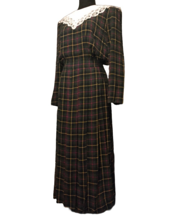 Vintage Plaid Dress With Detailed Beige Collar. Size:10 Fits Like An 8/10. Length 47.5", Waist 26", Sleeve 22".