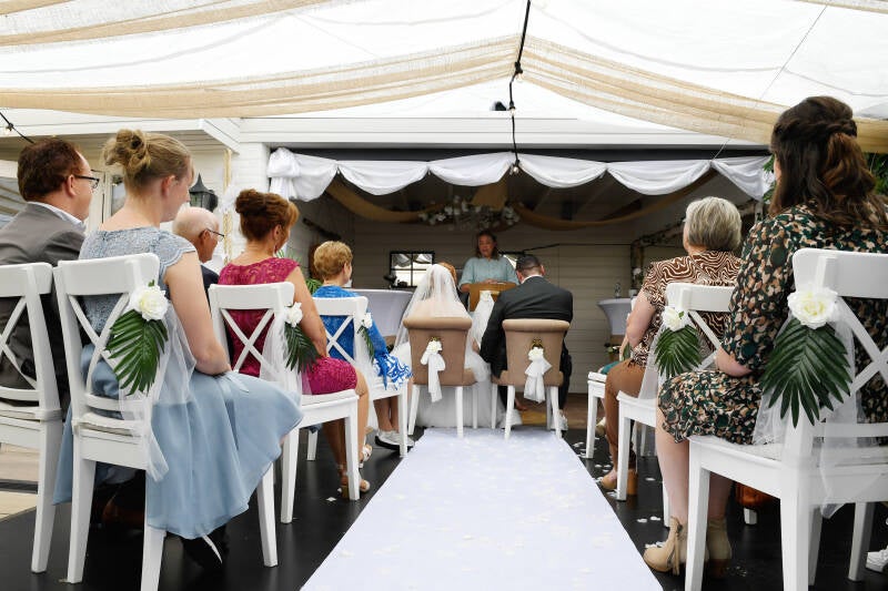Thuis-trouwen-ceremonie-tuin-Sandra-van-Leuken-Fotografie