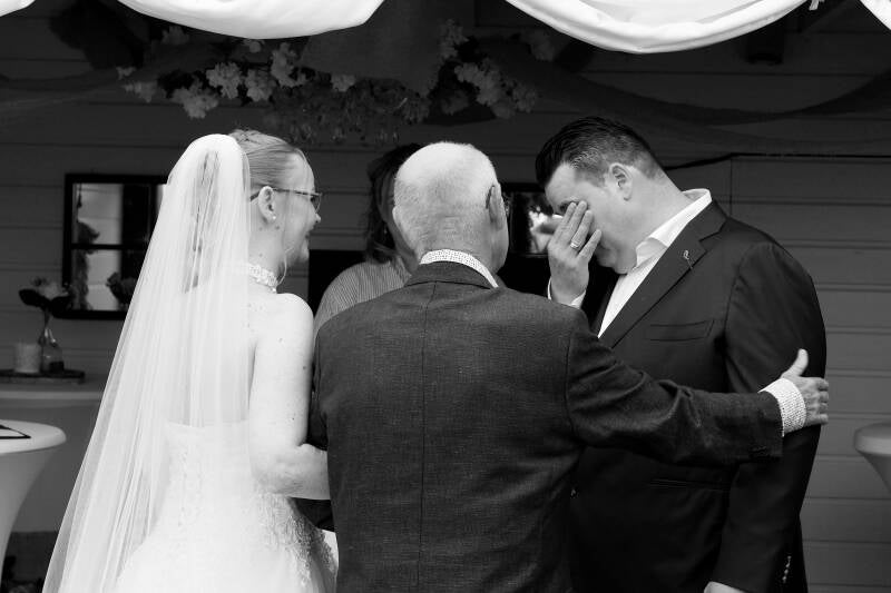Thuis-trouwen-emotie-Sandra-van-Leuken-Fotografie