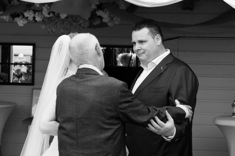 Thuis-trouwen-weggeven-Sandra-van-Leuken-Fotografie