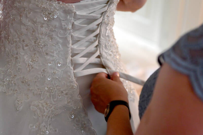 Trouwreportage-thuis-aankleden-Sandra-van-Leuken-Fotografie