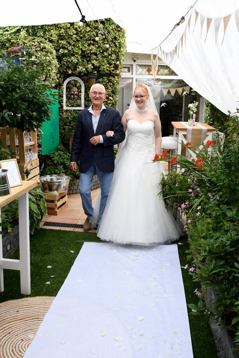 Trouwreportage-thuis-weggeven-bruids-vader-Sandra-van-Leuken-Fotografie