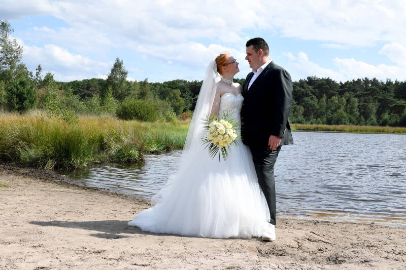 Trouwreportage-water-strandje-sons-meer-Sandra-van-Leuken-Fotografie