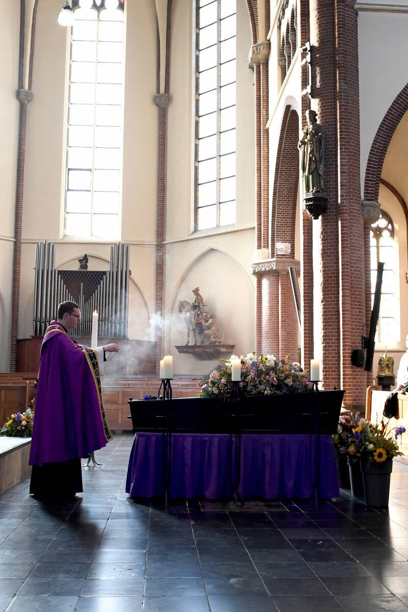 Begrafenis_Kerk_Kist_Zegen