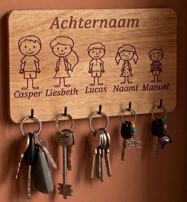 houten bordje met naam en poppetje en haakje