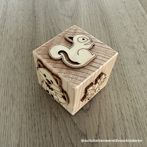 Help! Een verrassing! - houten stempel kubus (groot)