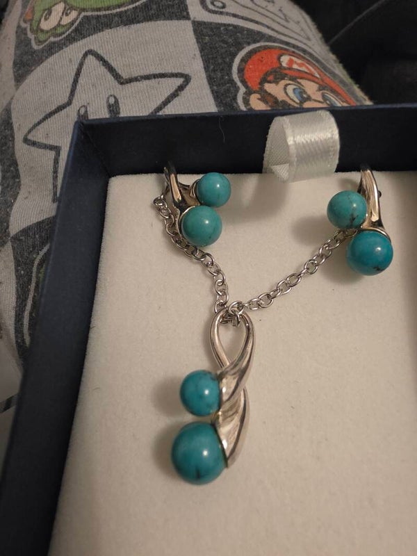 Howlite neclace with matching earnings set in Stirling silver