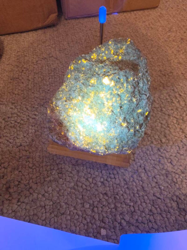 Fluorescent Scapolite