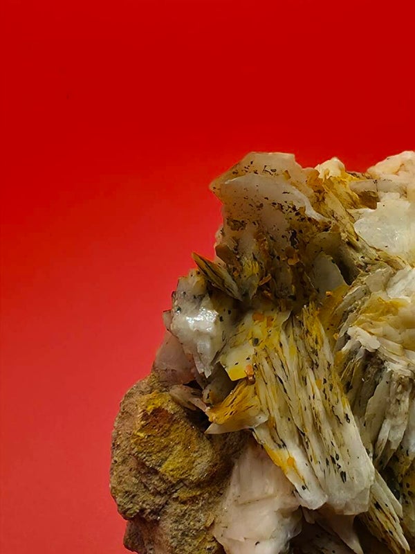 Vandalite crystals on Barite blades