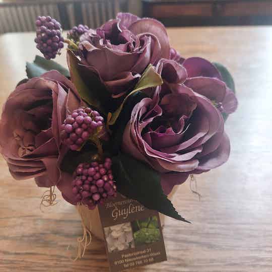 Mauve bloemstukje met kunstbloemen
