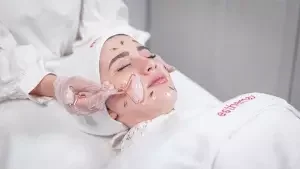 Tratamiento de masaje, limpieza e hidratación facial