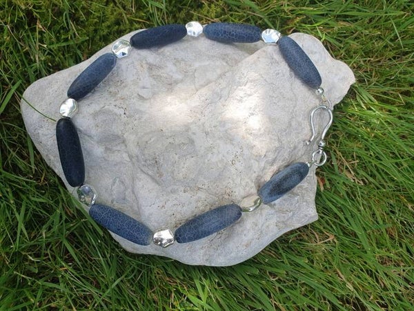 Halskæde af 4 cm lange mørkeblå Agater med Tibet sølv.