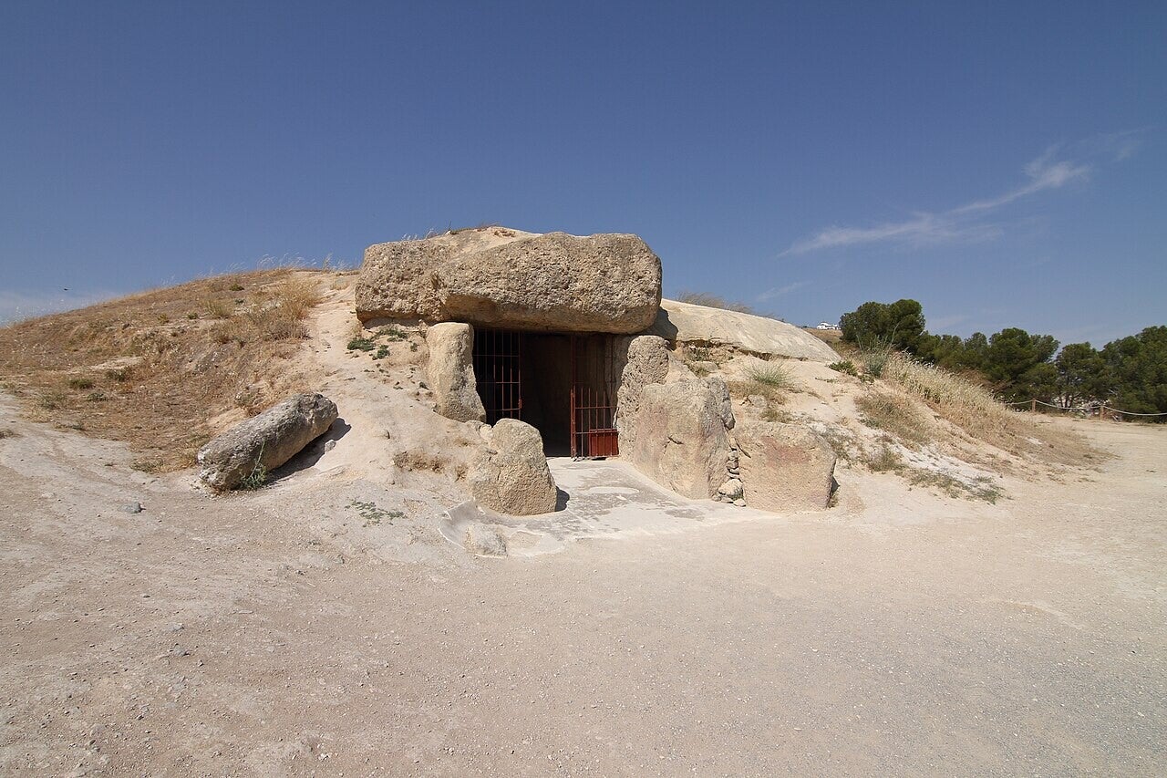Entrada del dolmen de Menga orientada hacia la Peña de los Enamorados