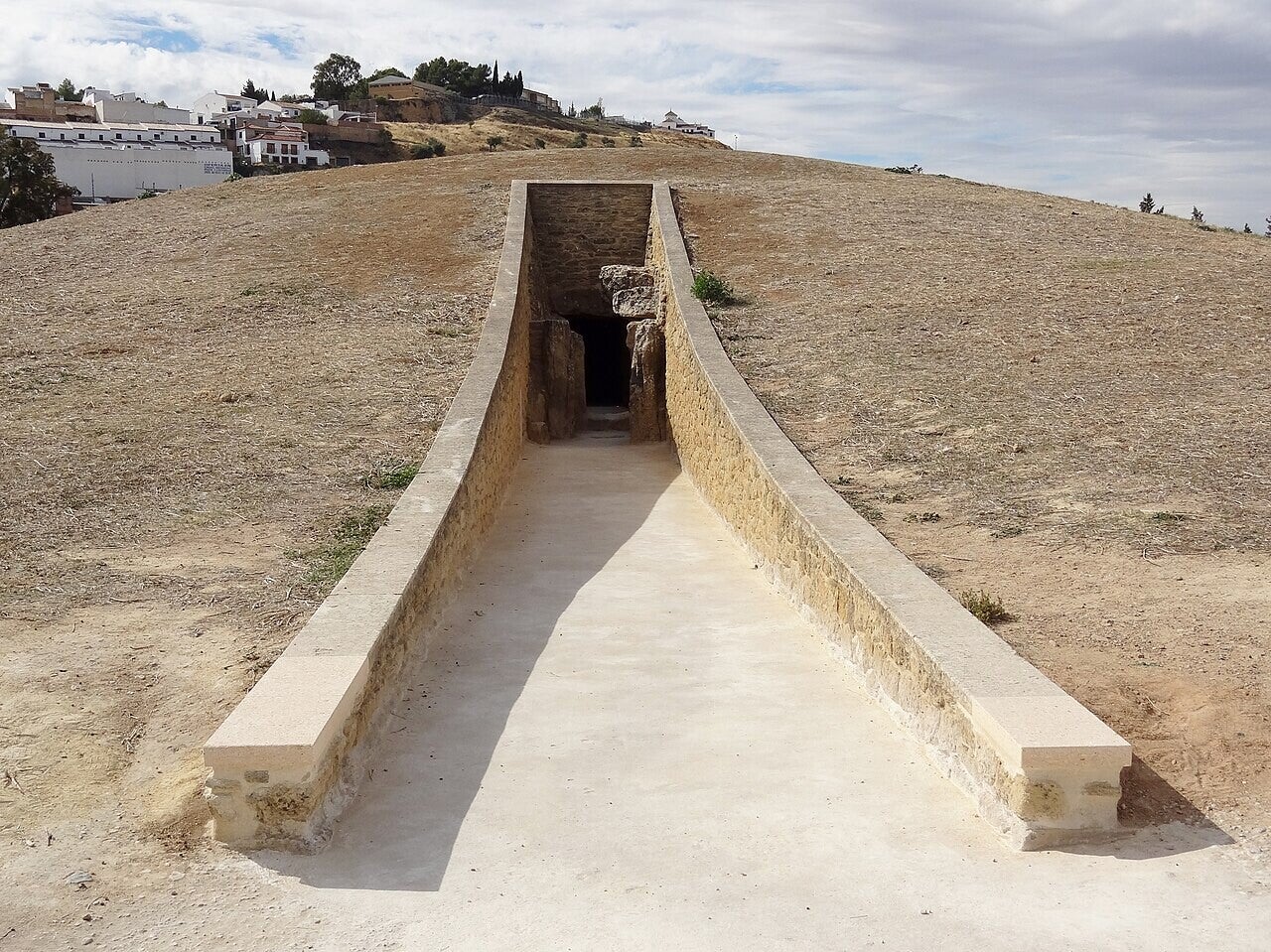 Entrada monumental del dolmen de Viera en Antequera